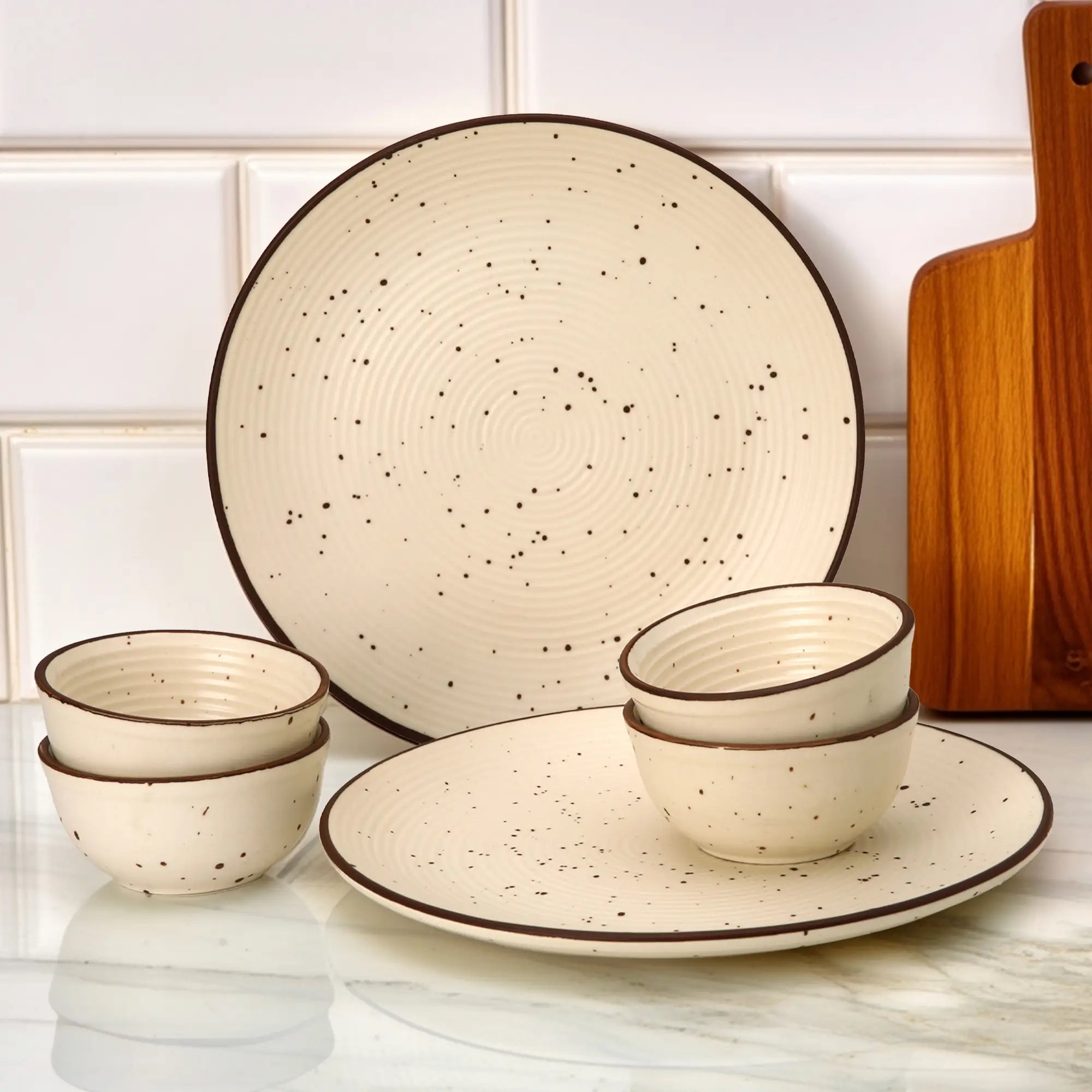 2 Dinner Plates and 4 Bowl/Katori